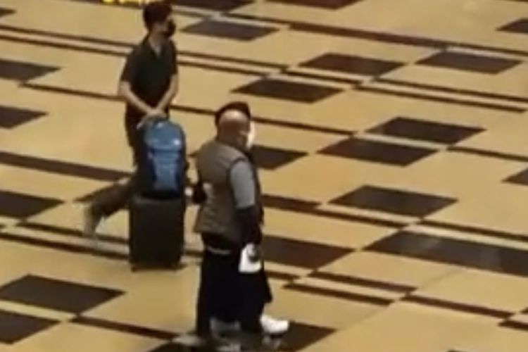 Gubernur Papua Lukas Enembe terlihat berjalan bersama seorang perempuan di Changi Airport, Singapura pada Juli 2022.