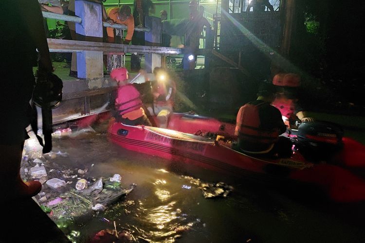 Badan Penanggulangan Bencana Daerah Kota Tangerang saat sedang mencari tubuh bocah empat tahun yang hanyut di Kali Sabi, Cibodas, Kota Tangerang, Rabu (11/5/2022) malam.