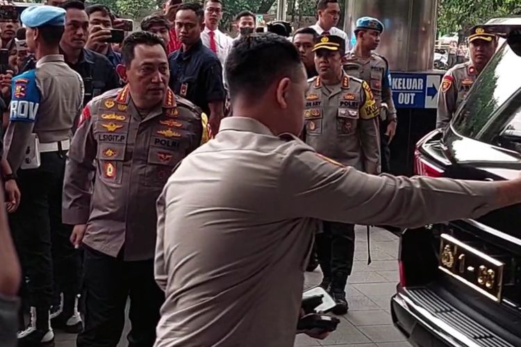 Kapolri Jenderal Listyo Sigit Prabowo mendatangi Gedung Merah Putih Komisi Pemberantasan Korupsi (KPK) di Kuningan, Jakarta Selatan, Senin (4/12/2023).
