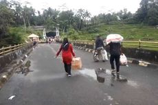 Warga Nekat Jalan Kaki 3 Kilometer Bawa Belanjaan Lewati Jalan Ambles di Tasikmalaya