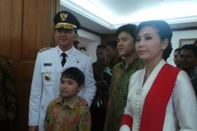 Pelaksana Tugas (Plt) Gubernur DKI Jakarta Basuki Tjahaja Purnama dan keluarga siap berangkat ke Istana Negara dari Balaikota, Rabu (19/11/2014).