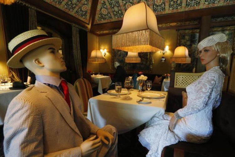 The Inn at Little Washington Restaurant menyediakan manekin untuk menemani tamu.