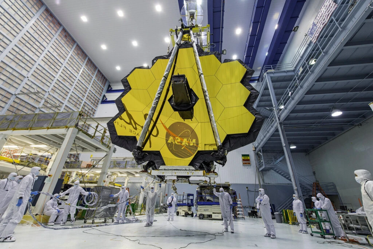 Teknisi sedang mempersiapakan teleskop Webb di Goddard Space Flight Centeri, Greenbelt.