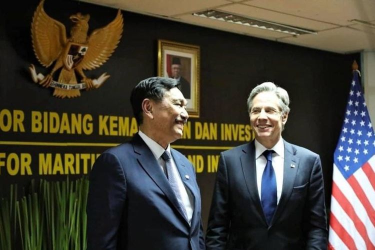 Menko Kemaritiman dan Investasi Luhut Binsar Pandjaitan dalam pertemuannya dengan Menlu AS Antony Blinken di Kantor Kemenko Marves, Jakarta, Selasa (14/12/2021).