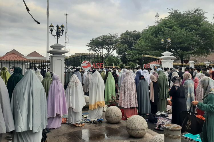 Warga mengikuti Shalat Idul Adha hingga luar gerbang Istana Kepresidenan Yogyakarta atau Gedung Agung, Kamis (29/6/2023). 