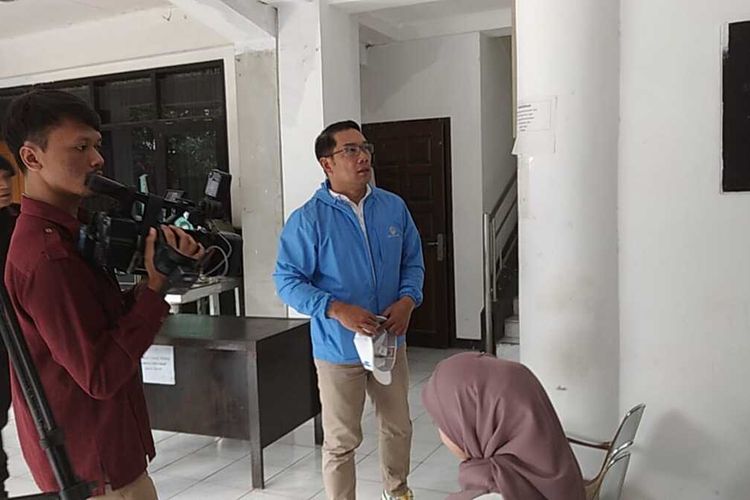 Ketua TKD Prabowo Gibran Jabar, Ridwan Kamil tiba di kantor Bawaslu Jabar di Jalan Turangga, Kota Bandung, Jawa Barat, Senin (29/1/2024).