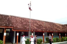 Berani Panjat Tiang Bendera untuk Perbaiki Tali saat Upacara, Siswa SD Ini Dapat Sepeda