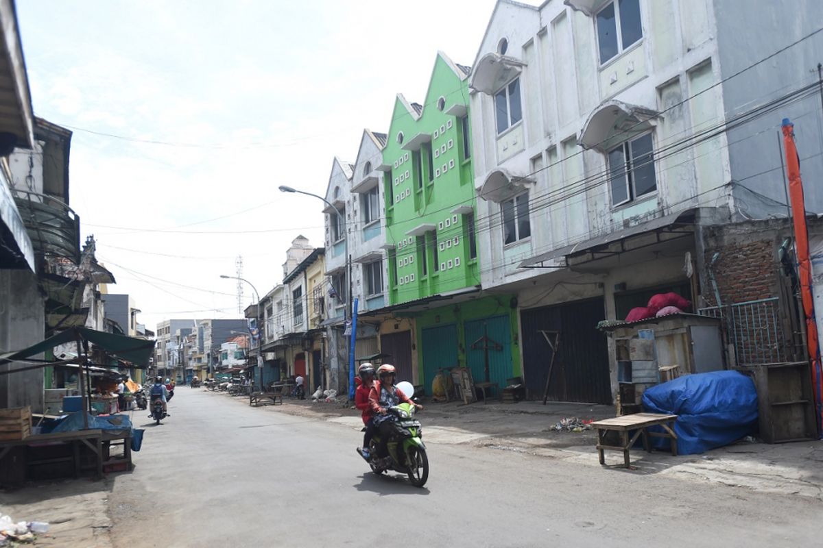 Pengendara melintas di Kawasan Pasar Pabean yang lengang, Surabaya, Selasa (1/1/2019). KAwasan yang biasanya ramai dan macet oleh kendaraan tersebut lengang karena banyak toko tutup Tahun baru.