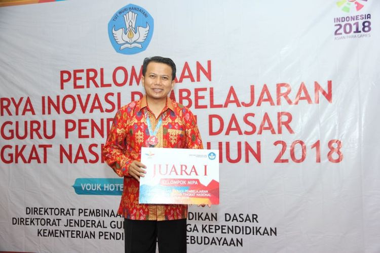 Edi Ahram, guru SD Negeri Lalowata, memenangkan lomba inovasi pembelajaran (Inobel) yang diselenggarakan Direktorat Jenderal Guru dan Tenaga Kependidikan (Ditjen GTK) Kementerian Pendidikan dan Kebudayaan (Kemendikbud) pada 17 - 21 September 2018 di Bali.