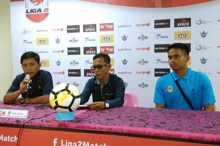 Pelatih PSIM Yogyakarta Bona Simanjuntak (kiri) dan Irfan Fabiano (kanan), jelang laga kontra Persegres Gresik United.