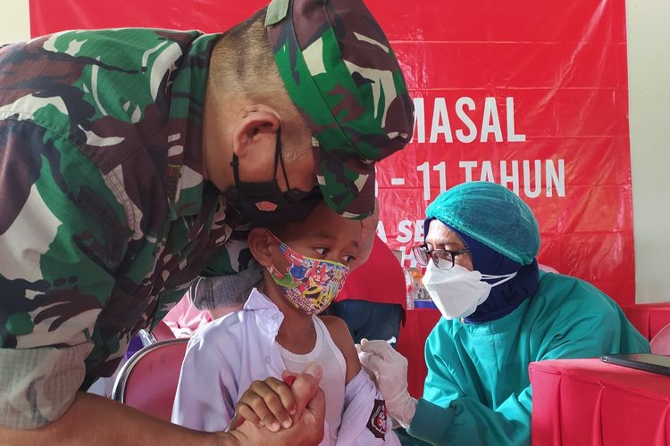 Vaksinasi Covid-19 untuk anak usia 6-11 tahun di Taman Rekreasi Andhang Pangrenan Purwokerto, Kabupaten Banyumas, Jawa Tengah, Selasa (18/1/2022).