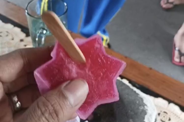 Bentuk es kue atau es gabus yang diduga berbahan spon di kawasan Kemayoran, Jakarta Pusat, dipastikan tidak benar. 