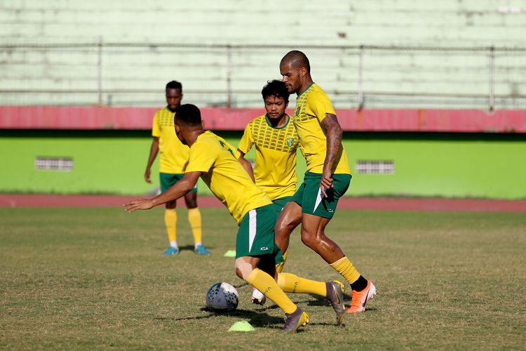 Pemain Persebaya Surabaya, M Hidayat (tengah) sedang latihan rutin bersama pemain lainnya.
