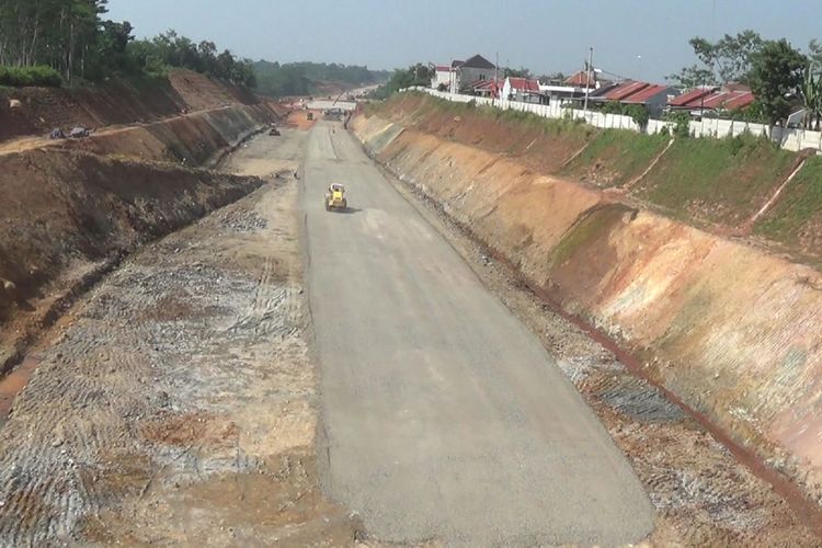 Jalan tol Batang-Semarang masih dikerjakan pembangunannya. Gambar diambil Jumat (9/6/2017).