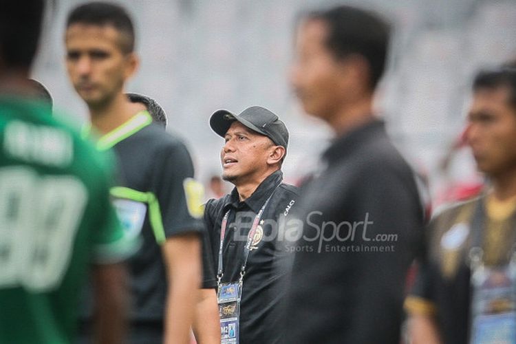 Pelatih Sriwijaya FC, Rahmad Darmawan, berjalan di sisi lapangan jelang laga perebutan peringkat ketiga Piala Presiden 2018 antara PSMS Medan dan Sriwijaya FC di Stadion Utama Gelora Bung Karno, Sabtu (17/2/2018).
