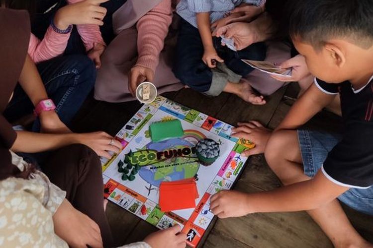 Permainan Ecofunopoly akan mengajak anak-anak mengenal dan menjaga lingkungannya.