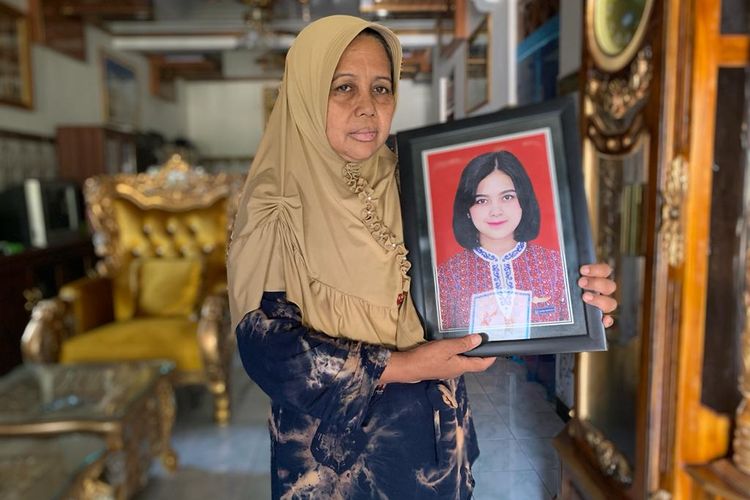 PEGANG FOTO—Sukartini memegang foto anaknya, Alfiani Hidayati Solikah (19), pramugari yang menjadi korban jatuhnya pesawat Lion Air JT 610 di perairan Tanjung Karawang, Jawa Barat, Rabu (27/7/2022).
