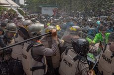 Demo Ricuh Imbas Gas Air Mata di Semarang, Sejumlah Mahasiswa Dilarikan ke RS