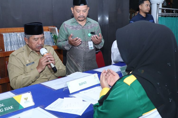 Bupati Siak Alfedri memimpin Gerakan Masyarakat (Gemar) Siak Berzakat ke-2 di Masjid Al-Fattah, Kelurahan Kampung Dalam, Kecamatan Siak, Senin (25/3/2024).