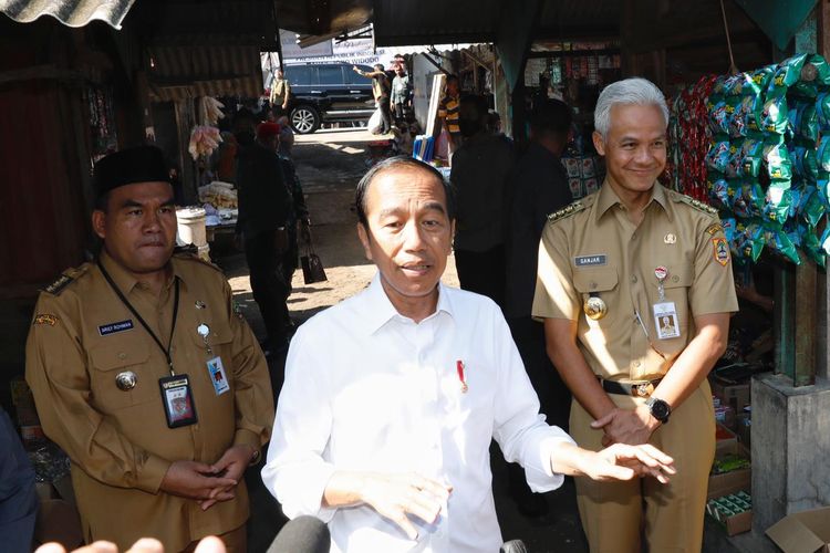 Gubernur Jawa Tengah (Jateng) Ganjar Pranowo mendampingi Presiden Republik Indonesia (RI) Joko Widodo (Jokowi) dalam rangka blusukan ke pasar tradisional, Jumat (10/3/2023).
