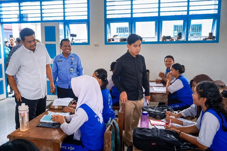 Dampingi Gibran Tinjau Rehabilitasi SMAN 1 Barus, Bobby: Pemerintah Pusat Masih Terus Bekerja