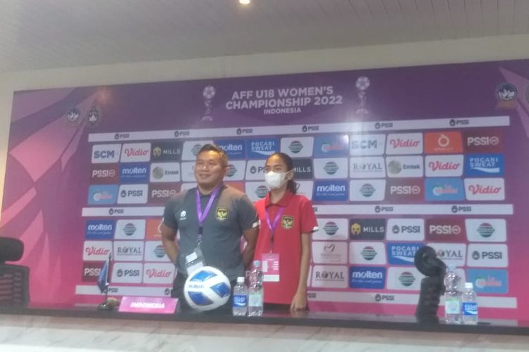 Pelatih Kepala Timnas Putri Indonesia Rudy Eka Priyambada bersama Claudia Alexandra scheunemann saat memberikan keterangan pers, usai menang melawan Singapur dengan skor 1-0 dalam ajang AFFwomen U18 di stadion Glora Sriwijaya Jakabaring (GSJ) Palembang, Sumatera Selatan, Jumat (22/7/2022).