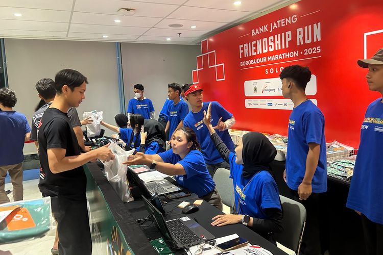 Suasana pengambilan race pack Bank Jateng Friendship Run Solo 2025 di HIPHOP Ballroom Pop! Hotel Solo (13/9/2025)