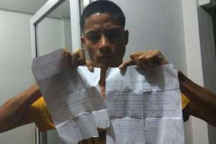 Safrudin Bahri menunjukkan surat keterangan sebagai bukti penyerahan barang berharga yang dititipkan kepada petugas saat ia menjalani hukuman terkait pelanggaran dokumen keimigrasian di Sarawak, Malaysia, saat ditemui di kantor Dinas Sosial Kalimantan Barat (9/11/2016)