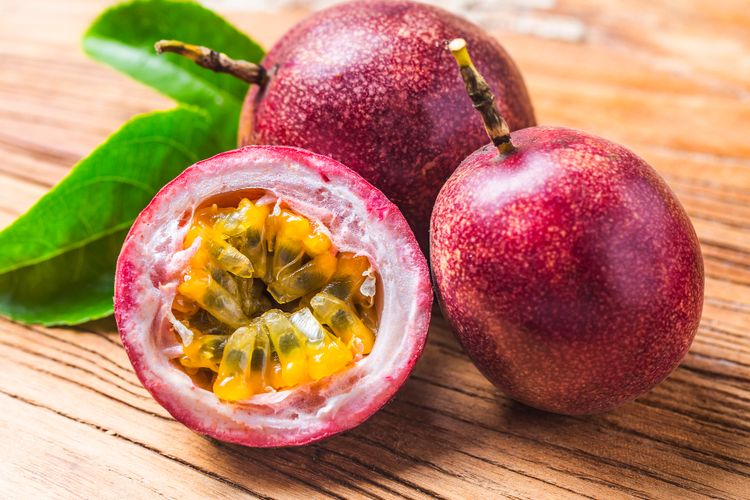 ilustrasi buah markisa, buah tinggi serat yang cocok dikonsumsi saat diet. 