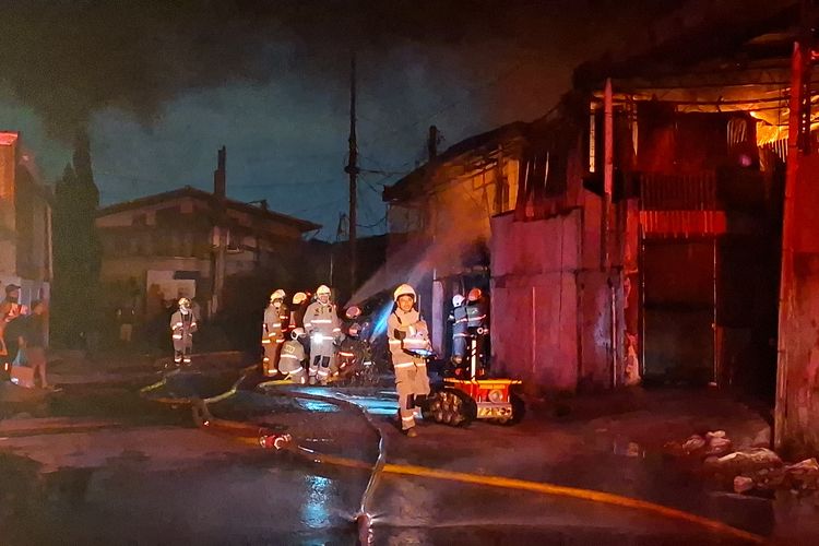Kebakaran Pergudangan Miami Jakbar Disertai Ledakan, 100 Personel Damkar Diterjunkan