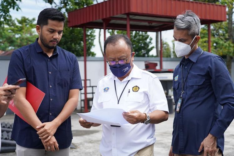 Komite BPH Migas Abdul Halim dan Yapit Sapta Putra melakukan tinjauan lapangan ketersediaan Bahan Bakar Minyak (BBM) di Pekanbaru, Riau (12/7/2022).