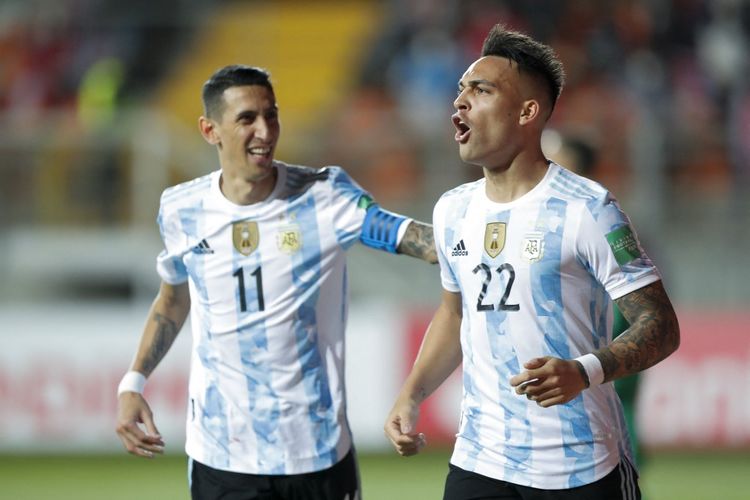 Angel Di Maria dan Lautaro Martinez merayakan gol dalam pertandingan melawan Chile pada lanjutan Kualifikasi Piala Dunia 2022 Zona Conmebol di Stadion Zorros del Desierto, Jumat (28/1/2022) pagi WIB. 