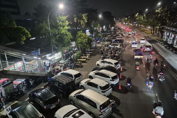 Jukir Bantah Parkiran yang Tutupi Setengah Jalan di Cawang Ilegal, Tunjukan KTA dan Surat Tugas