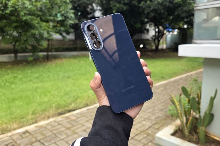 Tampilan belakang Samsung Galaxy A57 5G warna Awesome Navy.