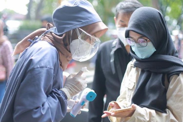 Relawan mahasiswa sedang mengecek jadwal vaksinasi peserta yang sudah mendatangi lokasi vaksinasi massal di Grha Sanusi Hardjadinata Unpad, Jalan Dipati Ukur, Bandung. 