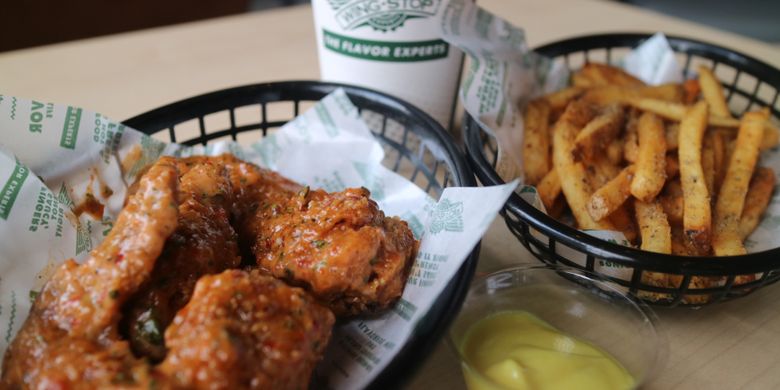 Paket Fries Combo di Wingstop yang terdiri dari chicken wings, kentang goreng, dan minuman soda yang bebas isi ulang.