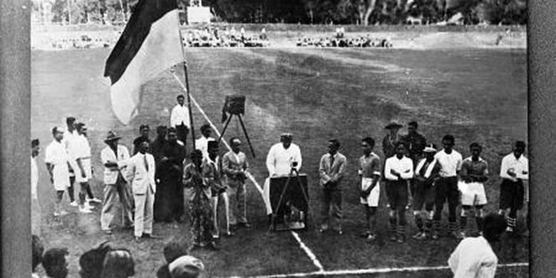 Repro foto pertandingan sepakbola di zaman penjajahan Belanda. Ketua PSSI Ir. Soeratin pidato dalam pembukaan pertandingan sepakbola.
