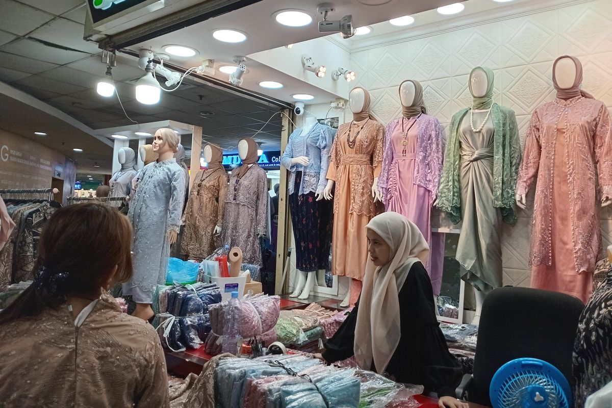 Aktivitas tawar menawar antara pedagang baju Lebaran dengan pembeli di salah satu toko di Blok B Pasar Tanah Abang, Jakarta Pusat, Jumat (8/3/2024).