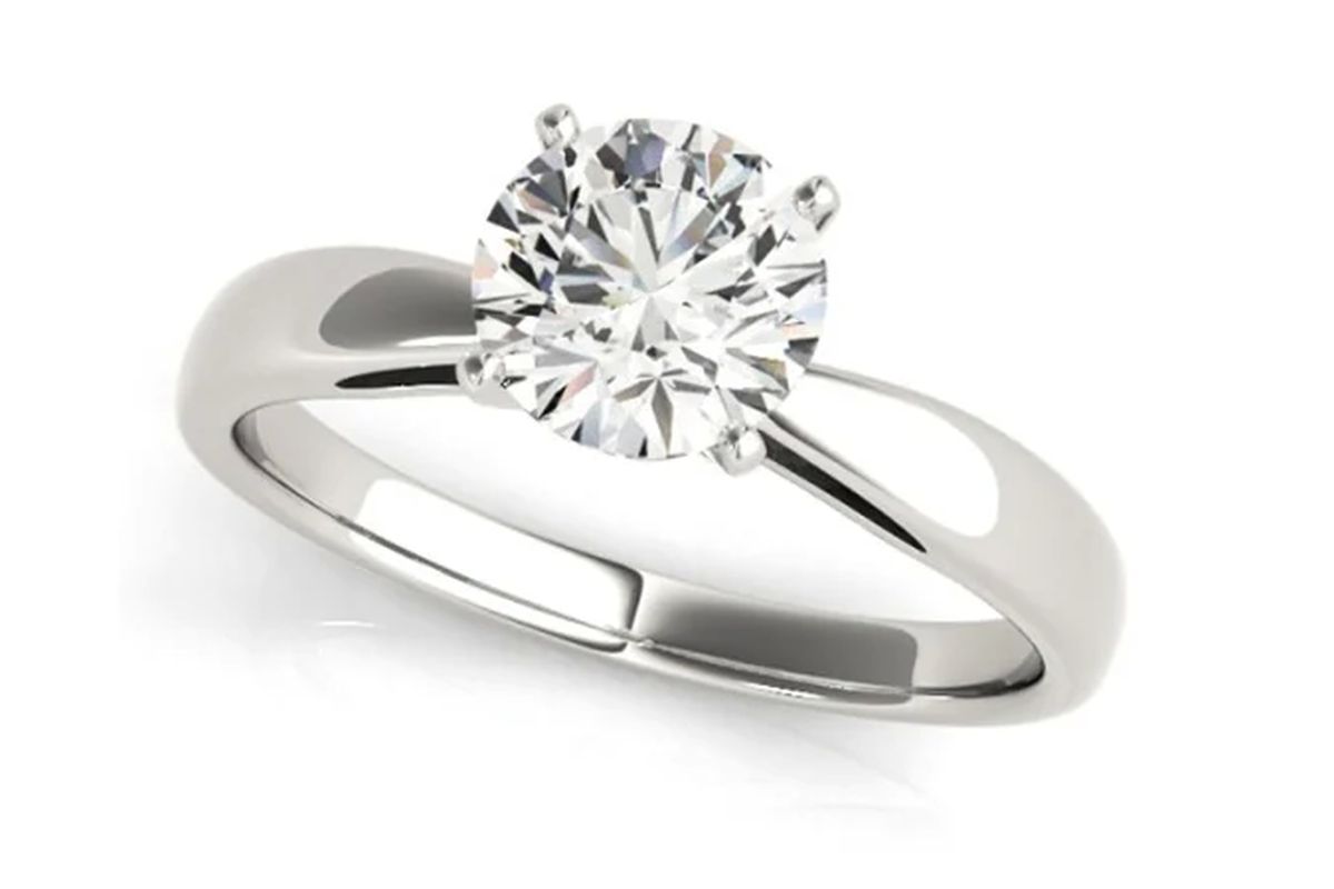 Solitaire adalah model cincin tunangan yang paling klasik dan tradisional. Cincin ini hanya memiliki satu batu permata. Dari sanalah namanya berasal.
