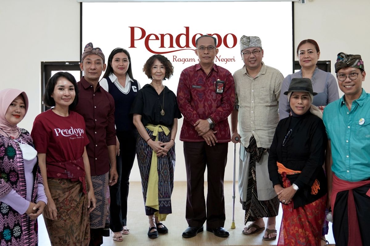 Sunitha Devi, Pengurus Dekranasda Kabupaten Buleleng bidang Manajemen Usaha; Tasya Widya Krisnadi, Direktur Pendopo; dan Dewa Made Sudiarta, Kepala Dinas Perdagangan, Perindustrian, dan Koperasi Kabupaten Buleleng; berfoto bersama para mentor dalam pembukaan Program Pendampingan dan Pelatihan UMKM tekstil dan pakaian yang dilakukan oleh Pendopo di Kabupaten Buleleng, Selasa, 6 Juni 2023.