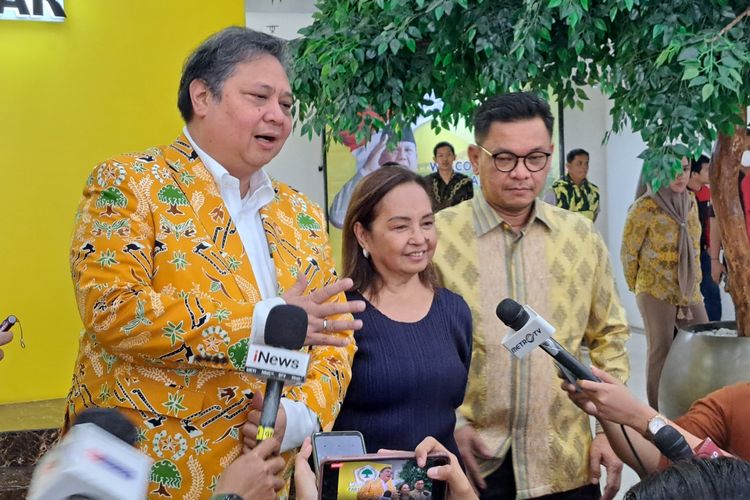 Ketua Umum Partai Golkar Airlangga Hartarto dan mantan Presiden Filipina Gloria Magacapal Arroyo memberikan keterabgan pers seusai kuliah umum yang diberikan Arroyo di Kantor DPP Partai Golkar, Jakarta, Sabtu (16/9/2023).