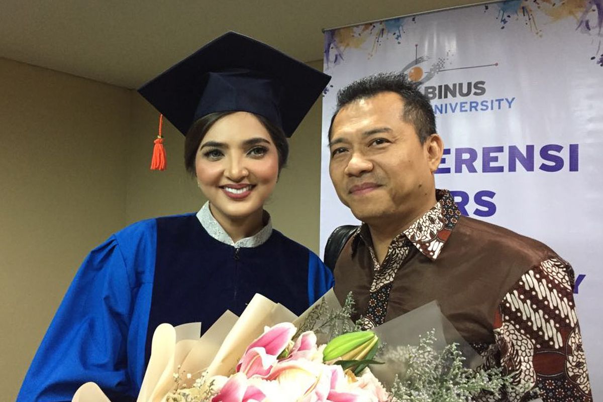 Ashanty bersama sang suami, Anang Hermansyah saat ditemui usai wisuda di Plenary Hall, Jakarta Convention Centre, komplek Gelora Bung Karno, Senayan, Jakarta Pusat, Rabu (1/8/2018). 