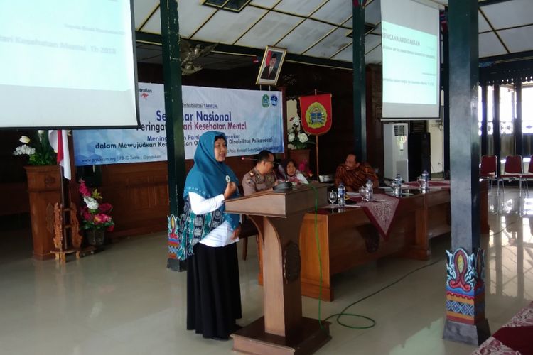 Salah satu pasien penderita penyakit Bipolar, Umi Mahmudah menceritakan pengalamannya menderita bipolar dalam seminar kesehatan jJiwa di Bangsal Sewokoprojo, Wonosari, Gunungkidul, Rabu (10/10/2018).