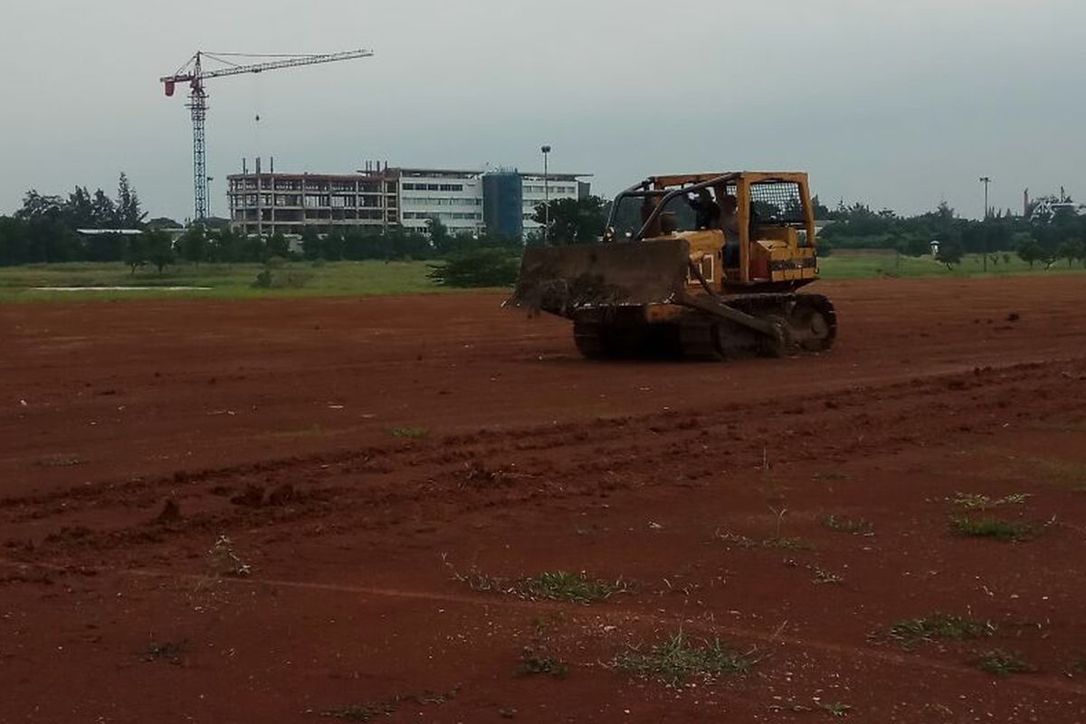 Seorang pekerja sedang mengendarai traktor di arena equestrian Pulo Mas, Jakarta Timur, Senin (6/3/2017).