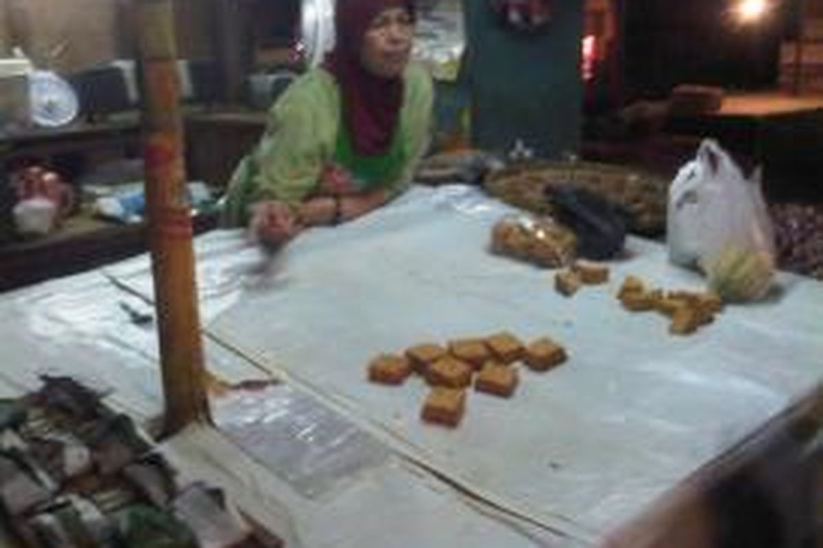 Pedagang tahu dan tempe di Pasar Bendungan Hilir, Jakarta Pusat, kembali menjajakan makanan tersebut, Kamis (12/9/2013). Selama tiga hari sebelumnya, para pedagang melakukan aksi mogok jualan tahu tempe.