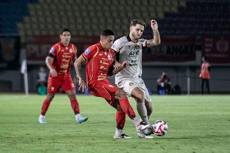 Pemain Persija Jakarta Bruno Tubarao berebut bola dengan pesepak bola Persik Kediri Telmo Ferreira Castanheira (kanan) pada pertandingan Super League 2025-2026 di Stadion Manahan, Solo, Jawa Tengah, Kamis (20/11/2025). Persija Jakarta menang atas Persik Kediri dengan skor 3-1. ANTARA FOTO/Mohammad Ayudha/bar