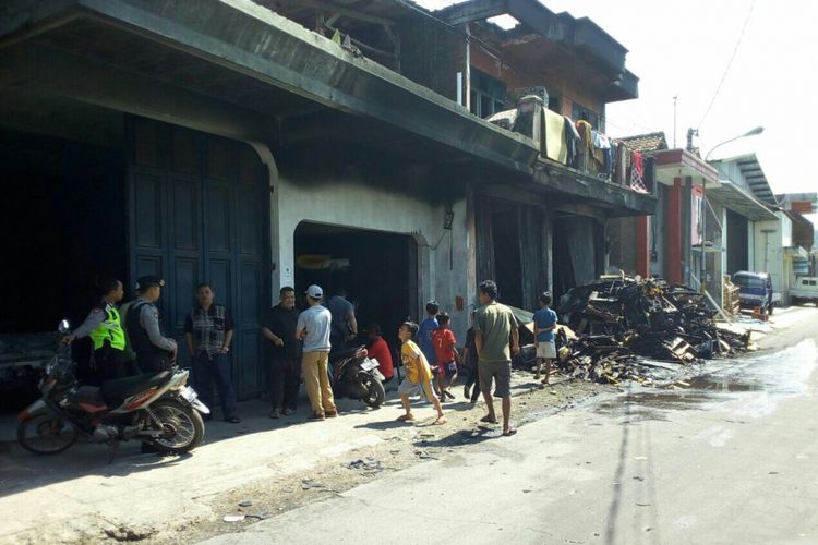 sebuah ruko di Dusun Babakan Sukamulya Rt.03/06 Desa Cipacing, Kecamatan Jatinangor habis dilahap si Jago merahSelasa (29/5/2018) dini hari tadi sekira pukul 01.50 wib.Diduga kebakaran tersebut terjadi akibat sebatang rokok yang masih menyala.