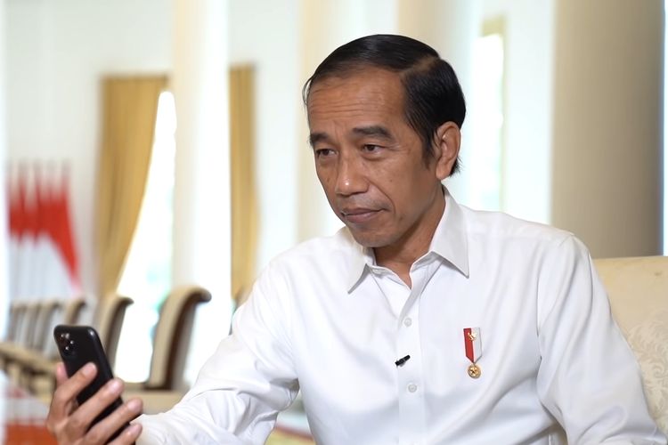 Presiden Joko Widodo berbincang dengan seorang guru asal Padang, Rika Susi Waty, melalui panggilan video dari Istana Kepresidenan, Bogor, Jumat (11/9/2020). 