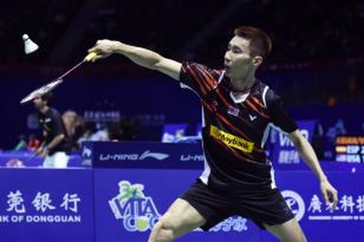 Pebulu tangkis Malaysia, Lee Chong Wei, mengembalikan kok dari pemain Korea Selatan, Son Wan-ho, pada babak perempat final Piala Sudirman di Dongguan, Tiongkok, Kamis (14/5/2015).