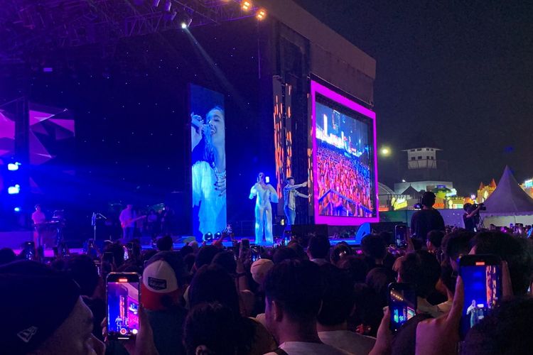 Lyodra tampil di konser Jakarta Fair 2023, Senin (26/6/2023), di JiExpo Kemayoran, Jakarta Pusat. Lyodra membawa seorang penonton bernama Sinsin ke atas panggung.